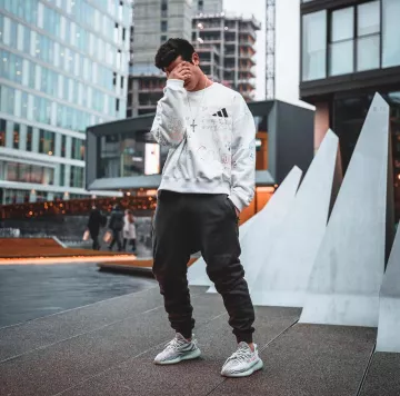 Les Yeezy Blue Tint 350 que porte le youtubeur et influenceur Ari Petrou sur son Instagram