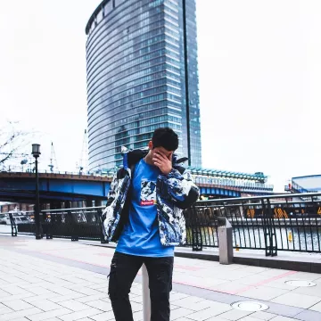 Le t-shirt Supreme xTNF Montagne que porte le youtubeur et influenceur Ari Petrou sur son Instagram