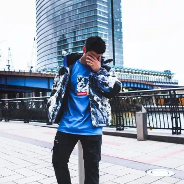 La doudoune TNF x Supreme Baltoro que porte le youtubeur et influenceur Ari Petrou sur son Instagram