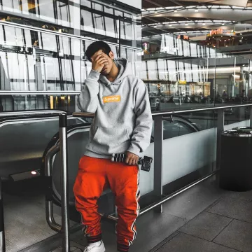 Le sweat à capuche Sup bogo gris que porte le youtubeur et influenceur Ari Petrou sur son Instagram