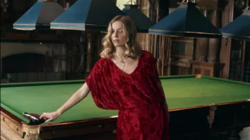 The red dress with sleeves caftan Grace (Annabelle Wallis) on Peaky Blinders S01E03
