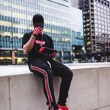 Les gants Supreme mechanix que porte le youtubeur et influenceur Ari Petrou sur son Instagram