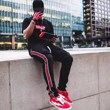 Les Revenge x Storm red low top que porte le youtubeur et influenceur Ari Petrou sur son Instagram