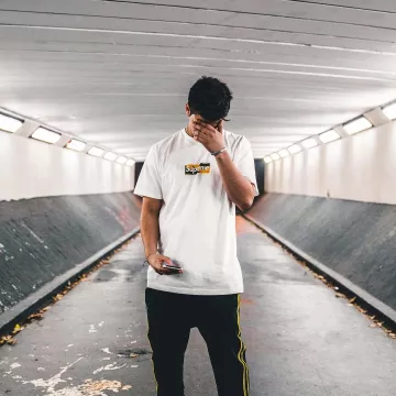 Le box logo Supreme Brooklyn que porte le youtubeur et influenceur Ari Petrou sur son Instagram