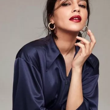 The top navy satin, zipped Leila Bekhti on his account Instagram