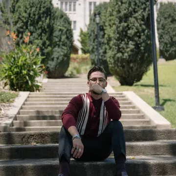 El polo de Borgoña a rayas blancas que Jobrien lleva en su publicación de Instagram