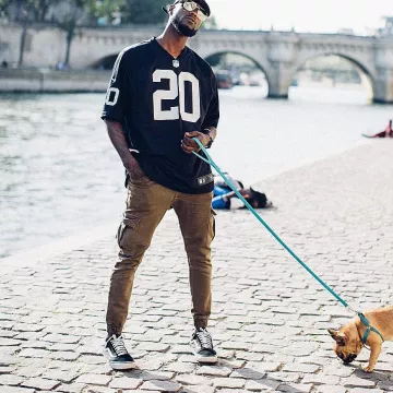 The sneakers vans old skool black and white on the account Instagram @mikekenli