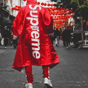 The Nike AF1 x Off White that is on the influencer and youtubeur English Ari Petrou on his Instagram