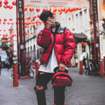 El plátano Supreme x TNF usado por el influencer y youtuber inglés Ari Petrou en su Instagram