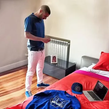 Par de zapatillas de tela Louboutin de Benzema en su cuenta de Instagram