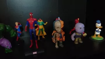 the figurine deathstroke Xray in the video VISIT my NEW DECOR GEEK !#ChallengeLaChaineDuGeek