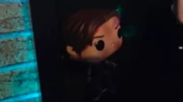 the figurine " lara croft in the video VISIT my NEW DECOR GEEK !#ChallengeLaChaineDuGeek