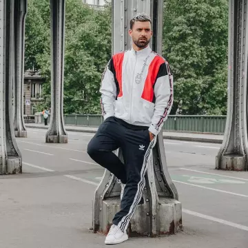 Chaqueta de chándal blanco Champion de Vincent Queijo en su cuenta de Instagram