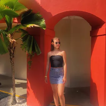 La mini-jupe à carreaux Vichy de Juste Zoé sur son compte Instagram