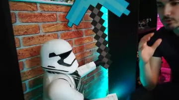 the figurine stormtrooper giant in the video VISIT my NEW DECOR GEEK !#ChallengeLaChaineDuGeek