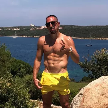 Le short jaune que porte Ribery sur son post Instagram