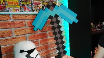 the pickaxe minecraft in the video VISIT my NEW DECOR GEEK !#ChallengeLaChaineDuGeek