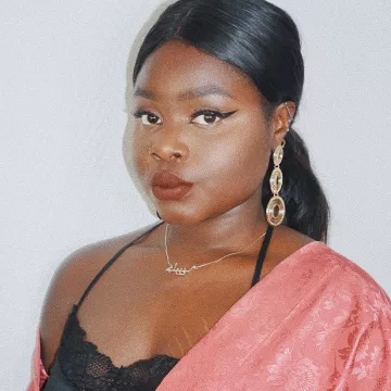 los pendientes de oro que lleva mademoisellegloria en instagram