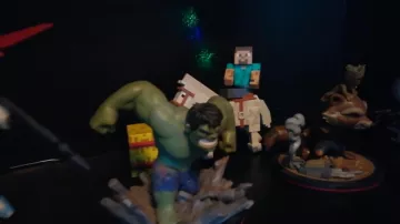 the figurine minecraft in the video VISIT my NEW DECOR GEEK !#ChallengeLaChaineDuGeek