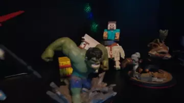 the figurine minecraft in the video VISIT my NEW DECOR GEEK !#ChallengeLaChaineDuGeek