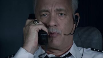 The signet ring US Army with Onyx Chesley Sullenberger (Tom Hanks) in Sully
