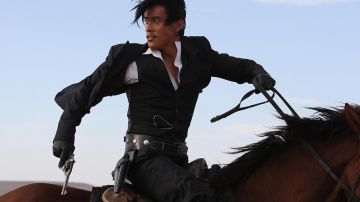 The gloves of Park Chang-Yi (Byung-Hun Lee) in the Good, The bad and The Crazy