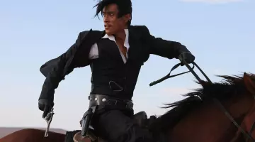 The gloves of Park Chang-Yi (Byung-Hun Lee) in the Good, The bad and The Crazy