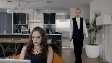 Le débardeur BDG de Darlene (Carly Chaikin) dans Mr. Robot