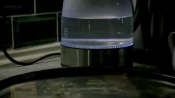 La tetera Russell Hobbs en Sherlock Holmes (Benedict Cumberbatch) en Sherlock