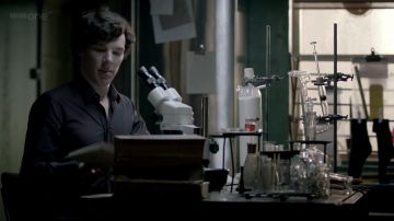 Le livre Memoirs of a Bow Street Runner lu par Sherlock Holmes (Benedict Cumberbatch) dans Sherlock