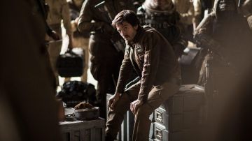 The bomber jacket brown of Cassian Andor (Diego Luna) in Rogue One : A Star Wars Story