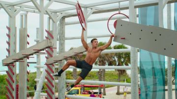 Converse de Matt Brody (Zac Efron) en Baywatch