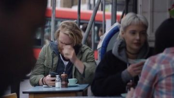 The military jacket khaki Cooper (Wyatt Russell) in Black Mirror s03e02