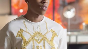 Le sweat blanc Versace motif brodé or porté par Hakeem Lyon (Bryshere Y. Gray) dans Empire