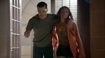 Le collier de Bonnie Bennett (Katerina Graham) dans The Vampire Diaries