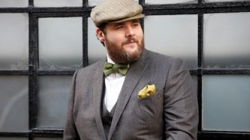 Le béret de Bernie (Antoine Bertrand) dans Demain tout commence