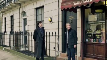 El "221 B" en la puerta de Sherlock Holmes (Benedict Cumberbatch) en Baker Street en Sherlock