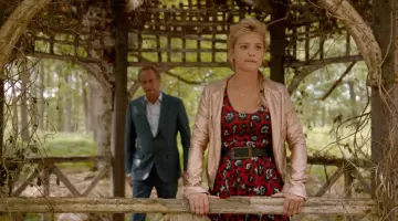 El vestido rojo animal print usado por Violette (Virginie Efira) en una familia en alquiler