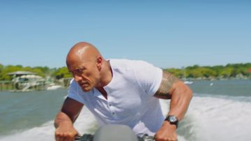The white t-shirt / Henley Mitch Buchannon (Dwayne Johnson) in Baywatch
