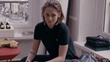 Le polo Lacoste noir de Maureen (Kristen Stewart) dans Personal Shopper