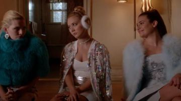 The strapless dress patterned Hester (Lea Michele) in Scream Queens