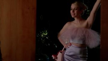 Le sac à main avec un gros noeud rose de Chanel Oberlin (Emma Roberts) dans Scream Queens