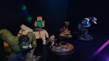 the model of rocket with groot in the video VISIT my NEW DECOR GEEK !#ChallengeLaChaineDuGeek