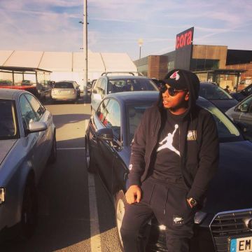 The black pants nike air Sultan on his account Instagram