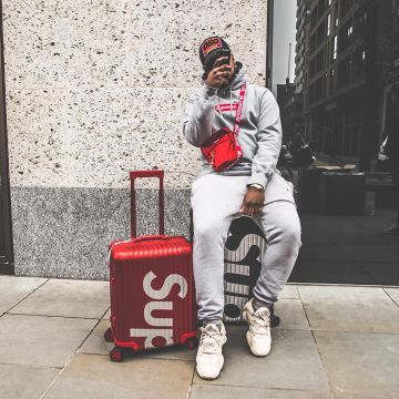 La maleta negra Supreme 82L que lleva la influencer inglesa Vivian Frank en su Instagram