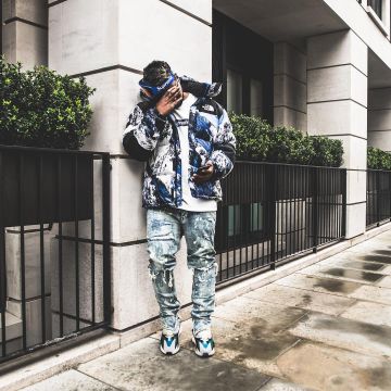 El corredor Yeezy 700 Wave que lleva la influencer inglesa Vivian Frank en su Instagram