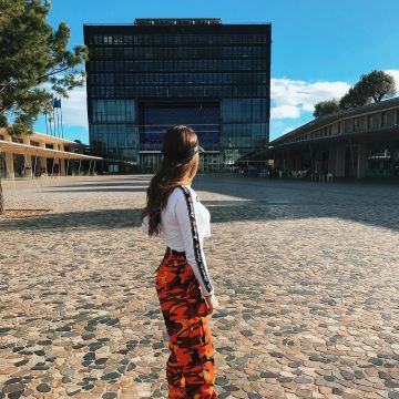 la carga de camuflaje naranja usada por romy en instagram