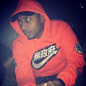 The nike sweater orange Sultan on his account Instagram