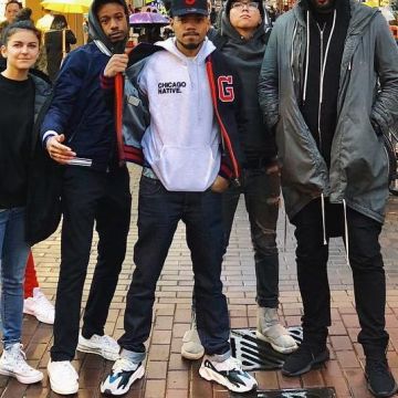 el par de yeezy 700 usado por chancetherapper en su publicación de instagram