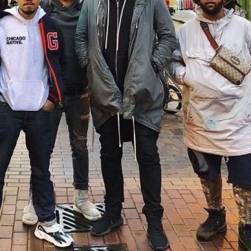 el par de yeezy 350 criados usados por un amigo de chancetherapper en su publicación de instagram